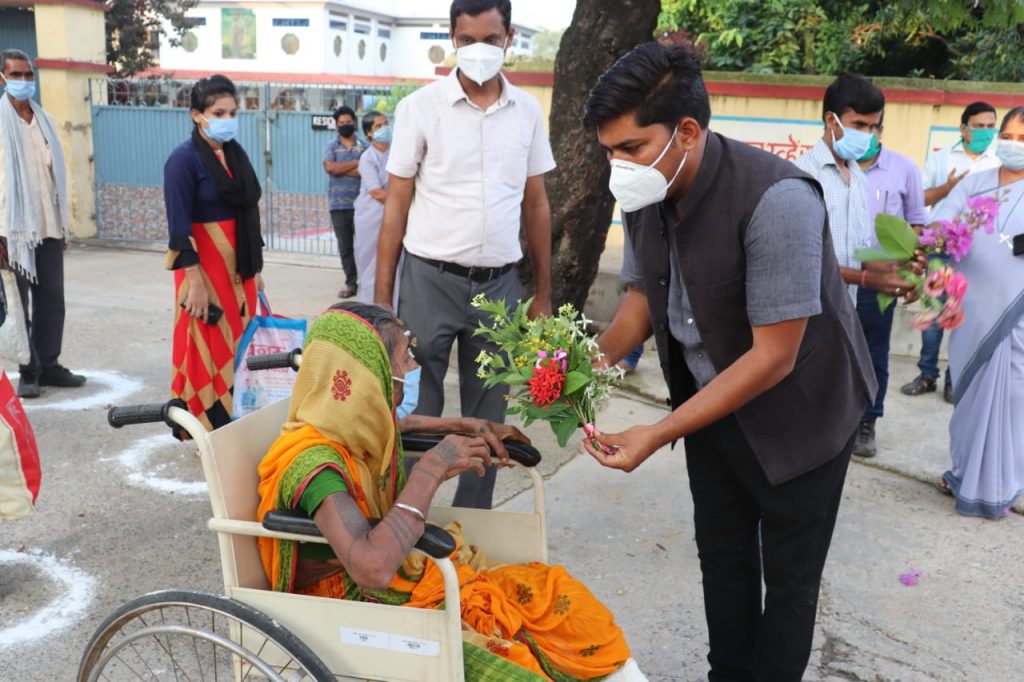 दंत चिकित्सक समेत 10 संक्रमित मरीजों ने दी कोरोना को मात, स्वस्थ होकर घर लौटे