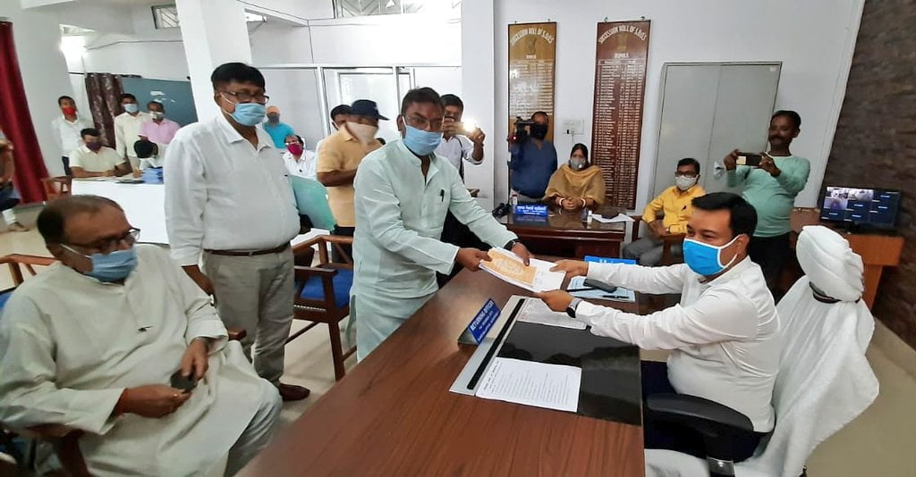 दुमका उपचुनाव के लिए झामुमो प्रत्याशी बसंत सोरेन ने किया पर्चा दाखिल