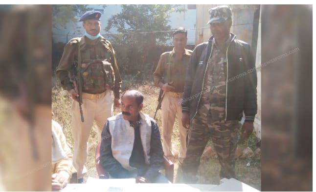 सात हजार रूपए रिश्वत लेते धराए मनिका थाना के पुलिस इंपेक्टर