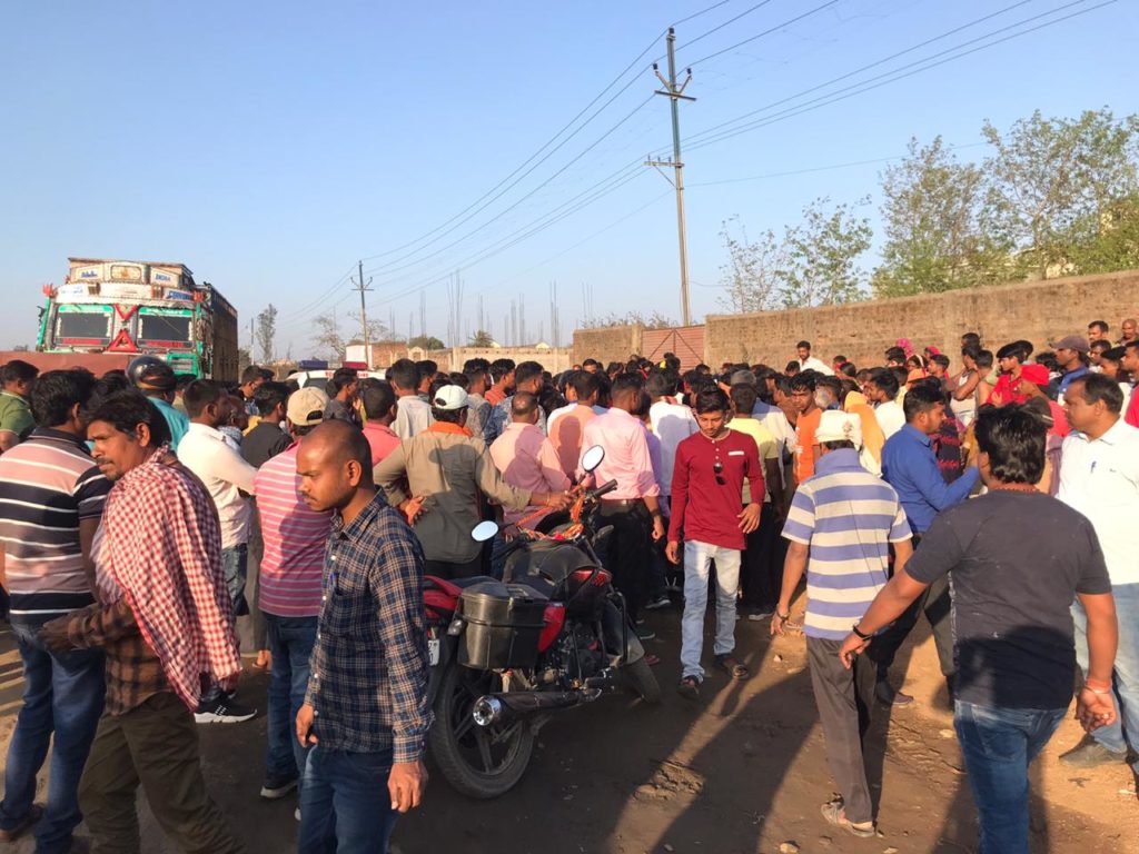 ट्रक के धक्के से मोटरसाईकिल सवार मां-बेटे की दर्दनाक मौत