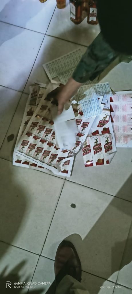 पुलिस की छापेमारी में नकली शराब के मिनी फैक्ट्री का उद्भेदन, एक गिरफ्तार