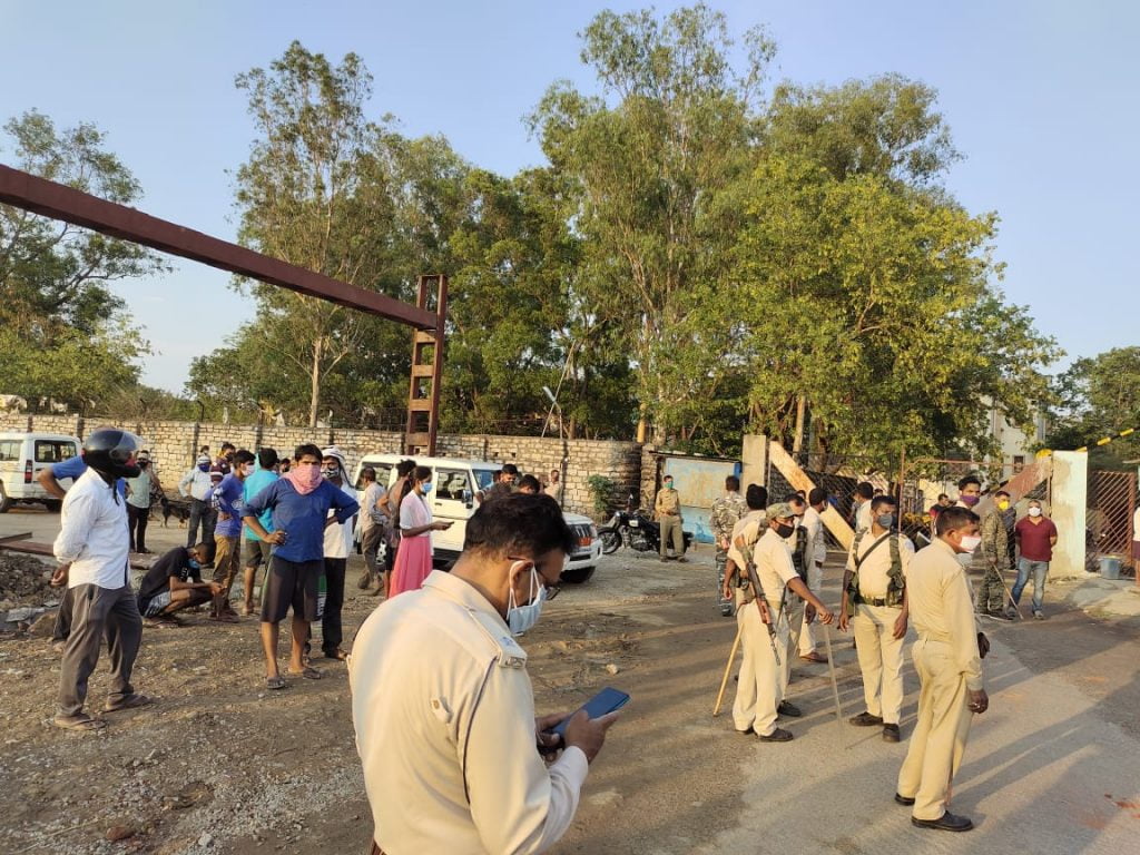 रास्ता के विवाद में दो गुटों के बीच हुई गोलीबारी की घटना में चार लोग घायल
