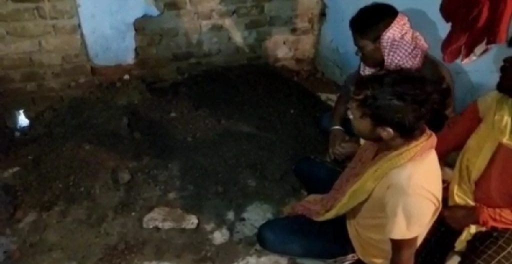 युवक की हत्या कर शव को घर के अंदर दफनाया