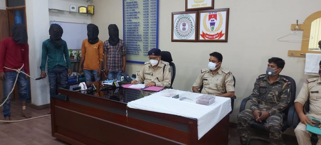 सड़क पर लूटपाट कर रहे चार अपराधियों को पुलिस ने किया गिरफ्तार