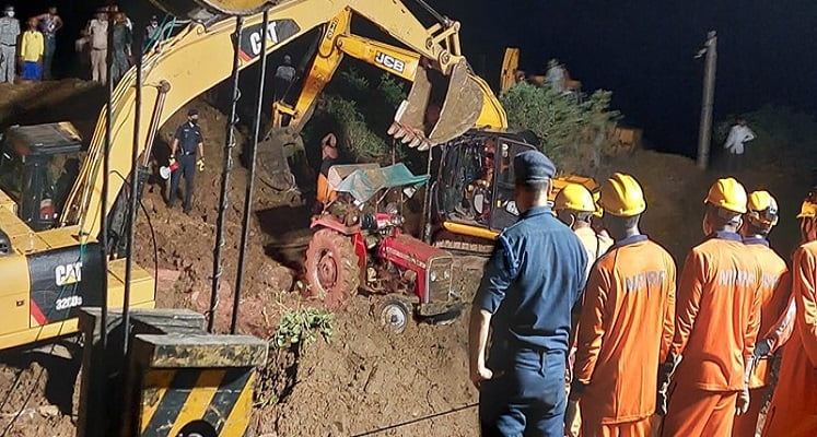 बच्चे को बचाने के लिए पहुंचे करीब 30 लोग कुंए में गिरे, 20 काे बचाया गया, चार शव बरामद, रेस्क्यू जारी