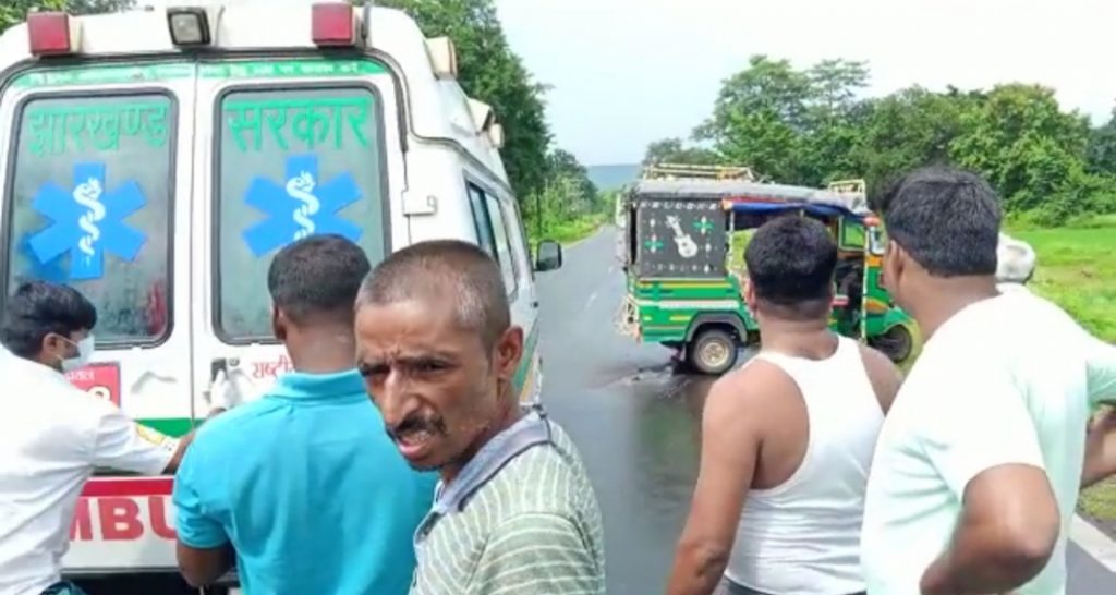 ऑटो पलटने से महिला की मौत, चार वर्षीय पुत्री की हालत गंभीर