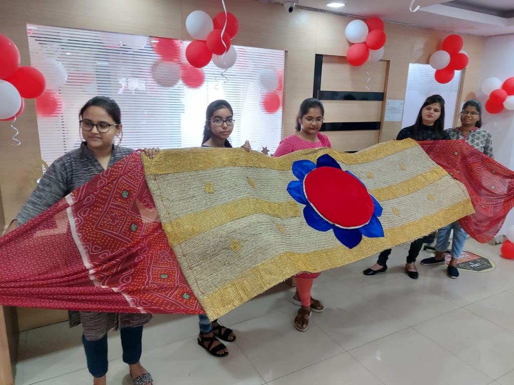 क्षाबंधन के दिन कल्पतरु वृक्ष में बांधी