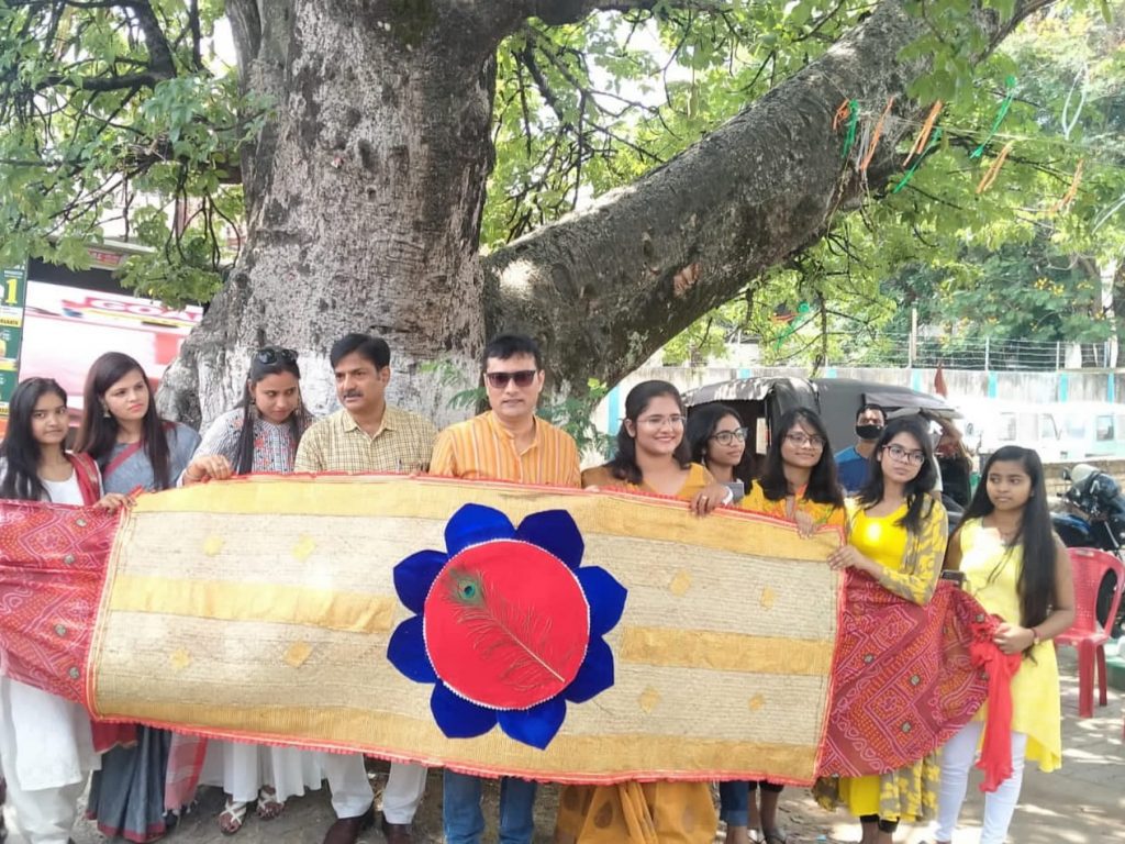 गोल के छात्रों ने कल्पतरु वृक्ष को बांधी देश की सबसे बड़ी राखी