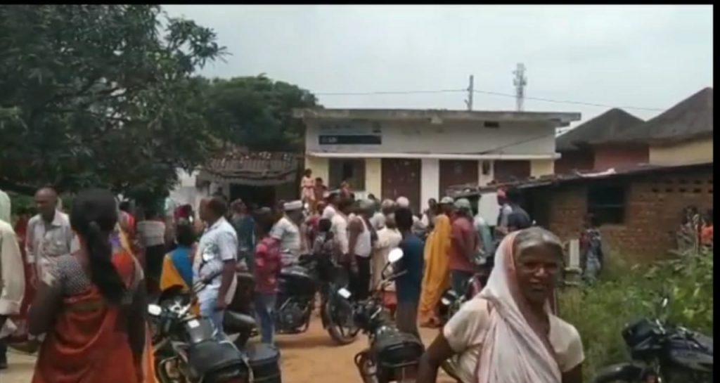 भीड़ ने दिखाई हिम्मत एसबीआई के ग्राहक सेवा केंद्र से 1.37 लाख रुपए लूटकर भाग रहे तीनों अपराधी धरे गए