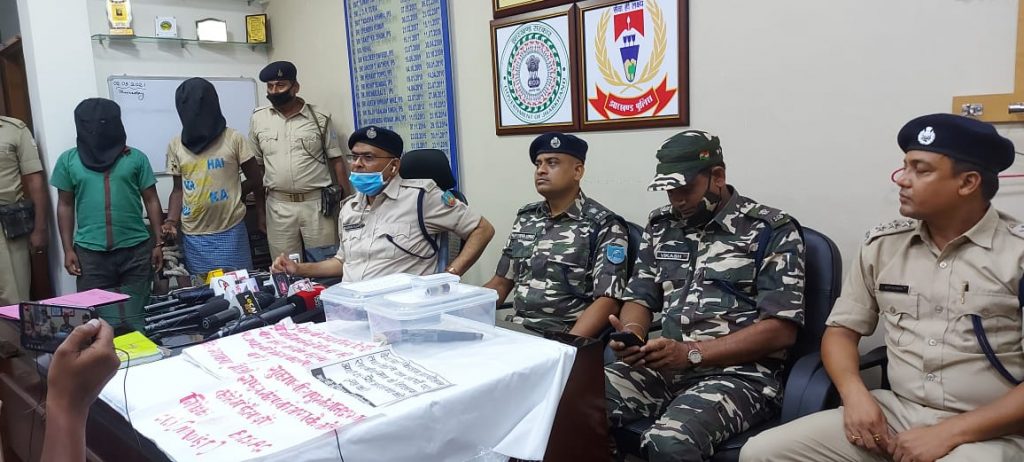 माओवादियों के लिए सूचना देने व लेवी वसुलने वाले दो युवकों को पुलिस ने किया गिरफ्तार , हथियार बरामद