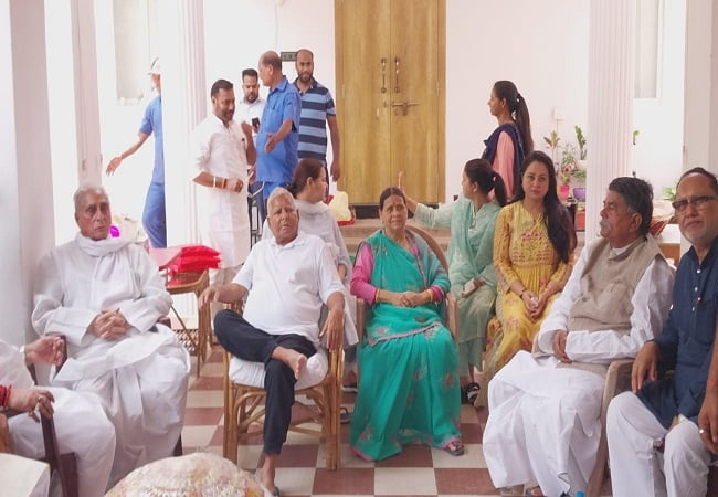 Patna: 76 साल के हुए राजद सुप्रीमो लालू यादव, परिवार संग आधी रात में मनाया जन्मदिन