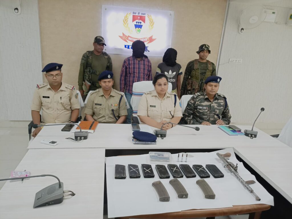Palamu: उग्रवादी संगठन टीपीसी को हथियार सप्लाई करने के दो आरोपित गिरफ्तार, कार्बाइन, एसएलआर मैगजीन और गोलियां बरामद