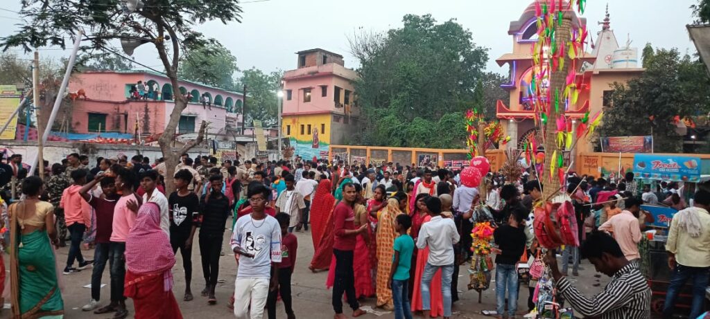 Patna : उल्लारधाम सूर्य मन्दिर में चैती छठपूजा के लिए जुटे लाखो श्रद्धालु , व्रतियों ने अस्ताचलगामी सुर्य को अर्ध्य अर्पित किया