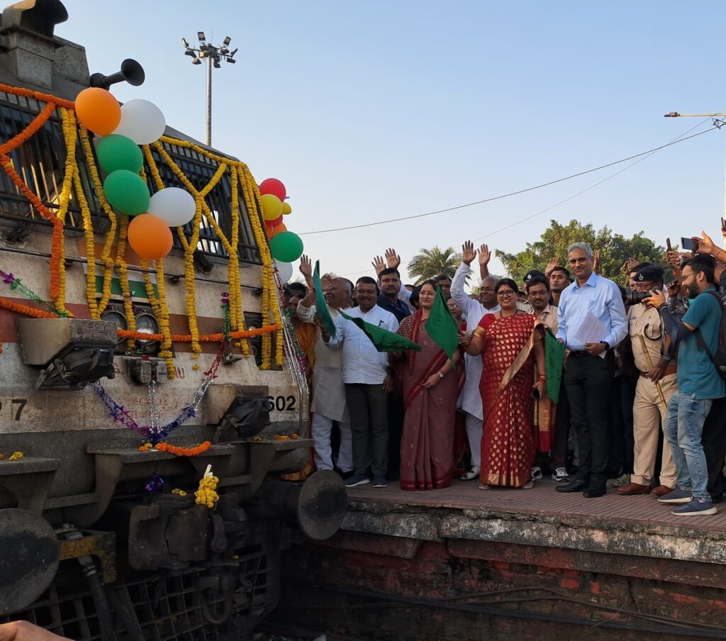 गया से मुंबई के लिए कोडरमा के रास्ते पहली साप्ताहिक ट्रेन रवाना, केंद्रीय मंत्री अन्नपूर्णा देवी ने दिखाई हरी झंडी