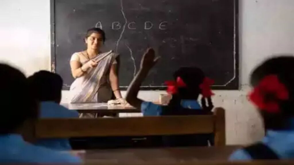 बिहार के शिक्षक नहीं बनेंगे सोशल मीडिया स्टार, स्कूलों में जींस-टीशर्ट और रील्स पर प्रतिबंध