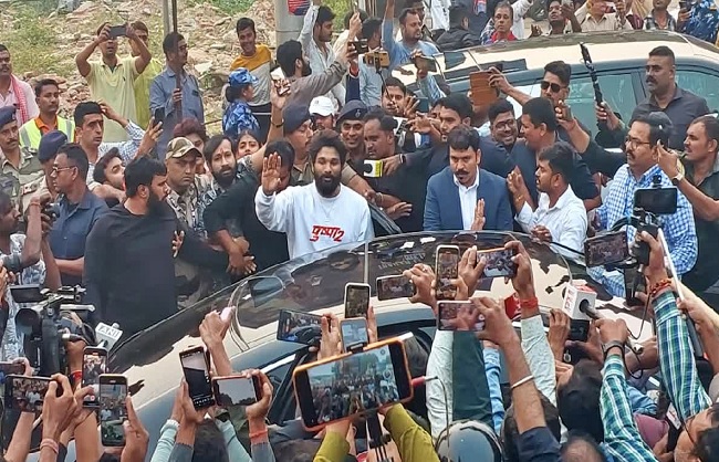 पुष्पा-2 के ट्रेलर लॉन्चिंग के लिए पहुॅचें अभिनेता अल्लू अर्जुन-रश्मिका की झलक पाने के लिए भीड़ हुई बेकाबू, पुलिस ने भांजी लाठियां