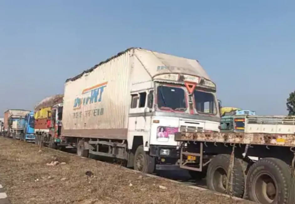 बिहार-झारखंड सीमा पर चल रहे 72 घंटे के जाम में शनिवार को आंशिक राहत,छोटी गाड़ियों की आवाजाही शुरू
