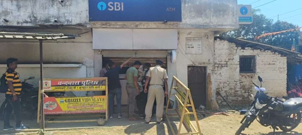 स्कॉर्पियों से आए तीन अपराधियों ने चंदवारा व बरही में एसबीआई के एटीएम से लूटे करीब 16 लाख रुपए , गैस कटर की मदद से शटर व एटीएम को काट कैश बॉक्स से निकाले रुपए