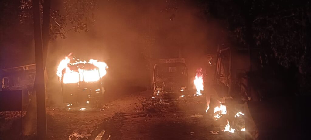 हजारीबाग: सड़क निर्माण में लगे छह वाहन और जनरेटर को अपराधियों ने लगाई आग