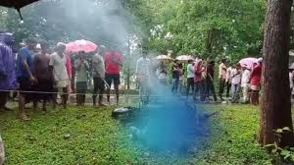 सड़क पर झूल रही हाईटेंशन तार की चपेट में आने से बाइक सवार एक ही परिवार के तीन जिंदा जले