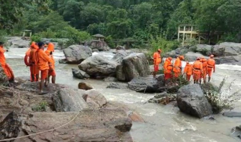 जोन्हा फॉल में फोटो खिंचवाने के दौरान बहे डीपीएस शिक्षक की तलाश में जुटी एनडीआरएफ टीम