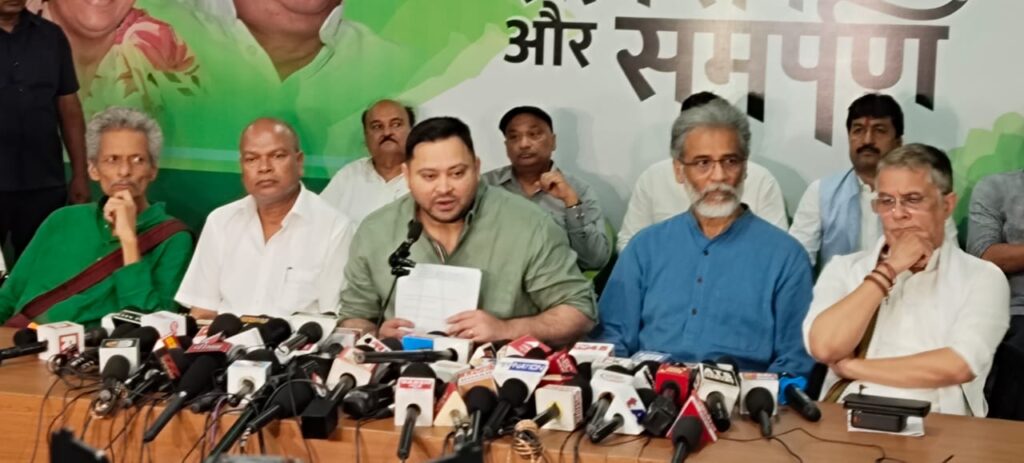 बिहार में मतदाता पुनरीक्षण पर तेजस्वी का हमला, लोकतंत्र और संविधान के खिलाफ साजिश बताया
