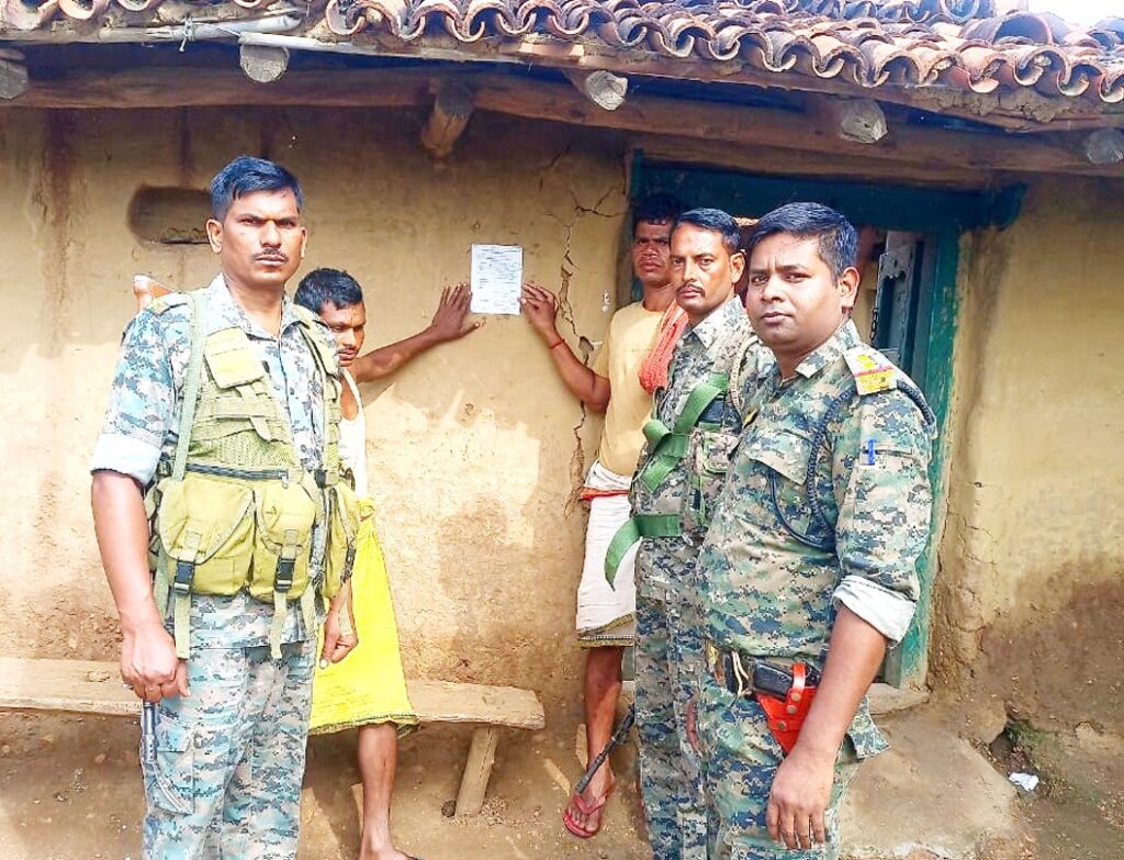 10 लाख के इनामी नक्सलियों के घर चिपकाया गया इश्तेहार,टीएसपीसी नक्सलियों को सरेंडर की चेतावनी