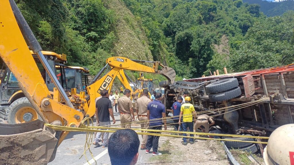 ऋषिकेश-गंगोत्री हाईवे पर कांवड़ियों से भरा ट्रक पलटा, तीन की मौत, 19 घायल