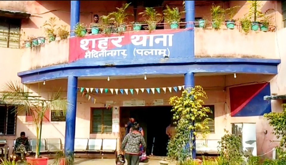 बुजुर्ग महिला को कैमिकल सूंघाकर तीन लाख के गहनों की लूट