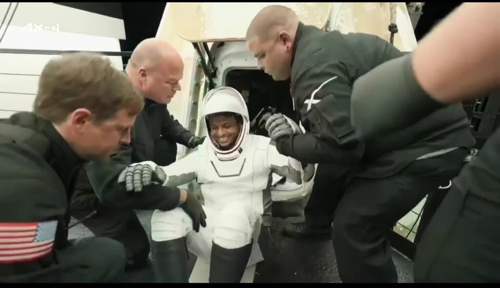 भारत के लिए गर्व का क्षण, मुस्कुराते हुए कैप्सूल से बाहर आए अंतरिक्ष यात्री शुभांशु शुक्ला