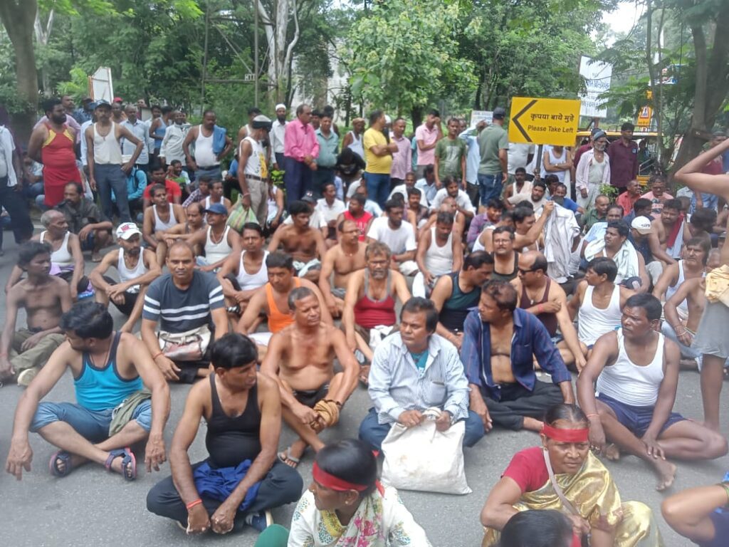 एचईसी कर्मियों ने मांगों को लेकर किया अर्धनग्न प्रदर्शन, सुरक्षाकर्मियों से धक्का-मुक्की