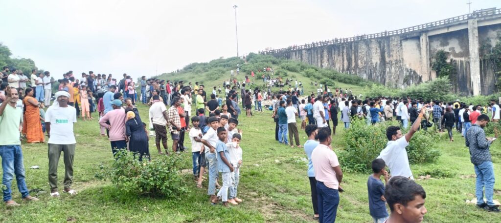 विभाग के लाख प्रयास के बाद भी नहीं खुला हटिया डैम का फाटक, जलस्तर बढ़ने पर चिंता