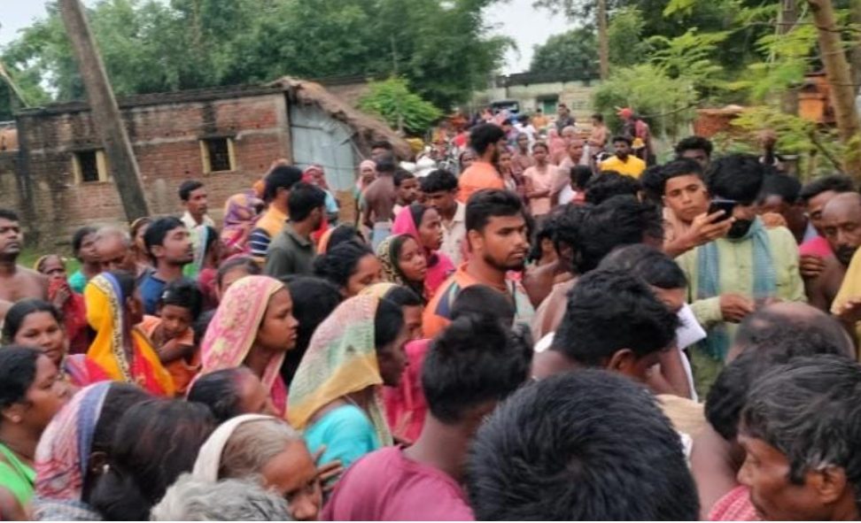 खेत में रोपाई कर रहे दो किसान आकाशीय बिजली की चपेट में आने से दोनों किसान की दर्दनाक मौत