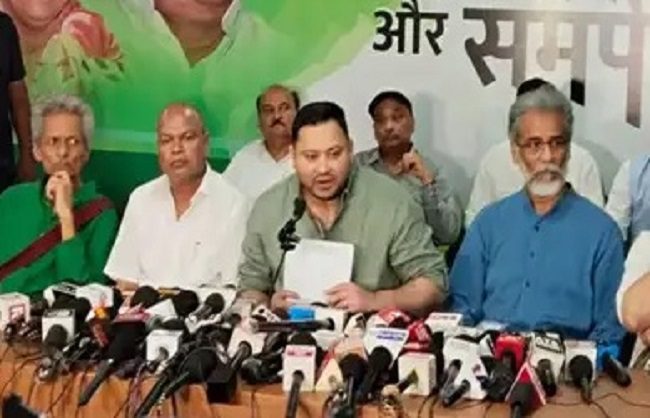 दो मतदाता पहचान पत्र मामले में तेजस्वी के खिलाफ शिकायत दर्ज,पुलिस कर रही छानबीन