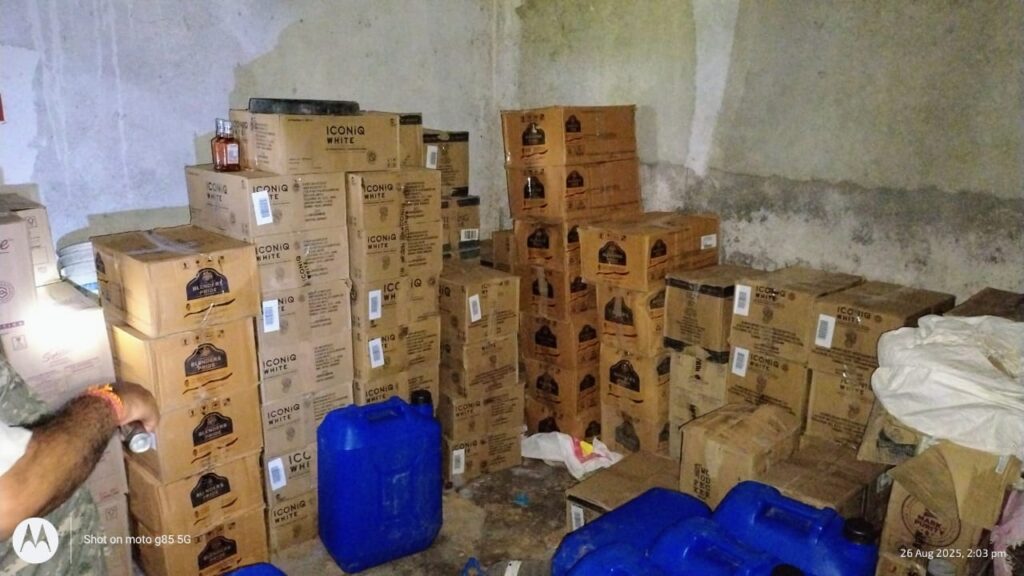 होटल के बेसमेंट में नकली अवैध विदेशी शराब फैक्ट्री का खुलासा ,शराब और नकली ब्रांडिंग सामग्री बरामद