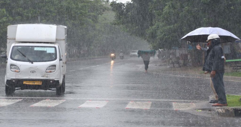 भारी बारिश से झारखंड के कई जिलों में जन-जीवन प्रभावित, लोगों के घरों में घुसा पानी