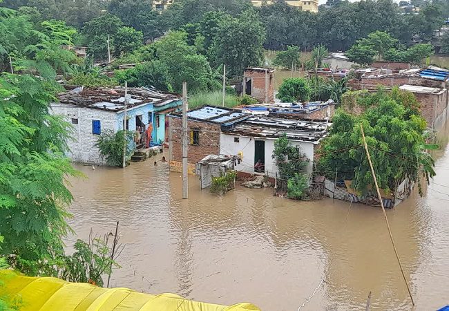 बिहार में बाढ़ का कहर: पटना में गंगा का जलस्तर खतरे के निशान से ऊपर, गंगा का सैलाब पटना में घुसा, दीघा और गांधी घाट सबसे ज़्यादा प्रभावित