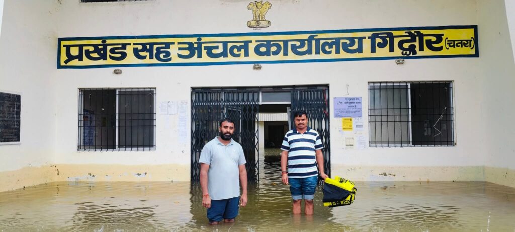 चतरा में बारिश से दो की मौत, मवेशी और बकरियां भी बाढ़ में बही