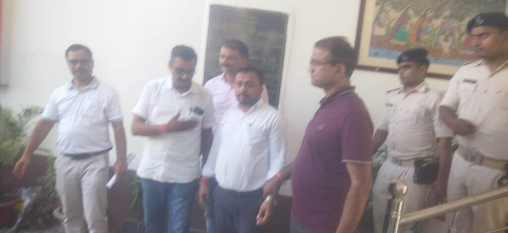 बेतिया में जिला मत्स्य पदाधिकारी 1 लाख रिश्वत लेते रंगे हाथ गिरफ्तार, प्रधानमंत्री मत्स्य संपदा योजना में मांग रहा था रिश्वत