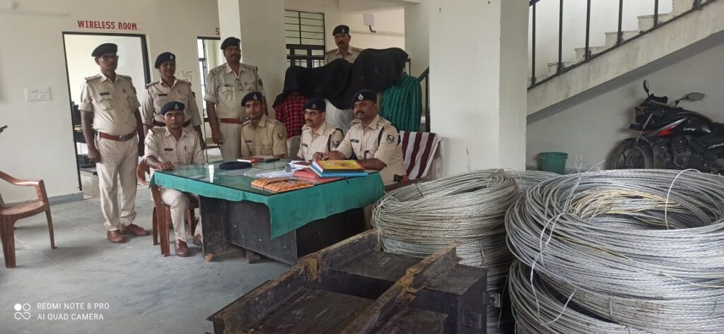 पुलिस ने बिजली तार चोरी गिरोह का खुलासा करते हुए चोरी का बिजली तार के साथ 4 युवक को किया गिरफ्तार,8 क्विंटल तार जब्त