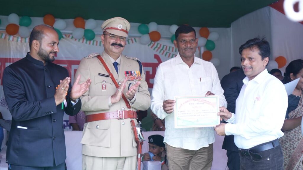 कोडरमा बागीटांड स्टेडियम में उपायुक्त ऋतुराज ने झंडोत्तोलन कर बताया कोडरमा की उपलब्धियों का सफर, स्वास्थ्य, शिक्षा, पर्यटन और डिजिटल पहल से बदल रहा कोडरमा का स्वरूप