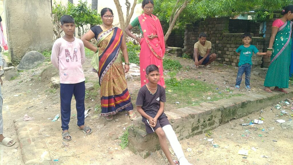 स्कूल में सफाई नहीं करने पर शिक्षक ने छात्र को पिट पिट कर पैर तोड़ा,छात्र अस्पताल में भर्ती