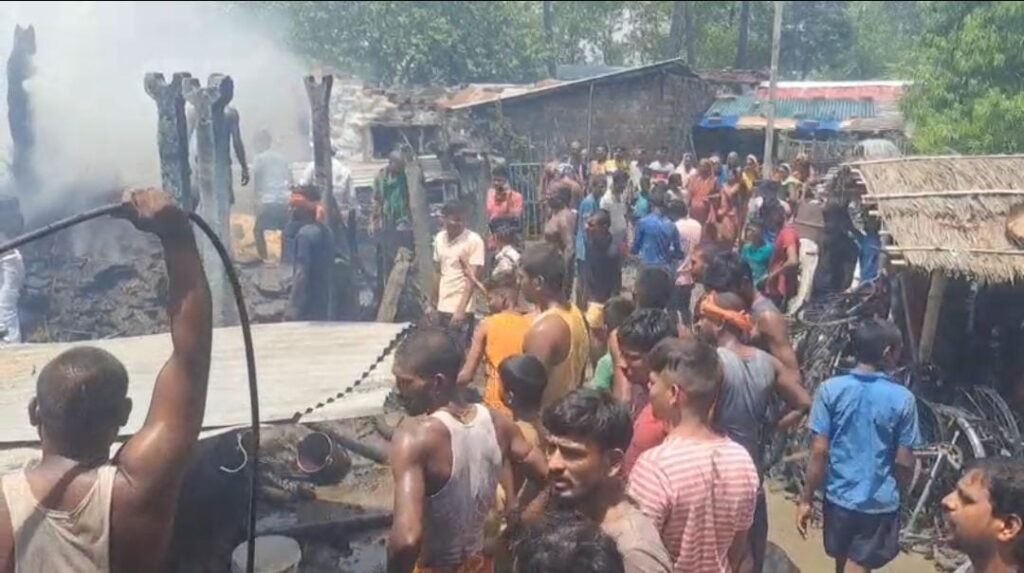 भागलपुर के छिट राघोपुर गांव में लगी भीषण आग, कई घर जलकर राख,देर से पहुंची फायर ब्रिगेड पर उठे सवाल