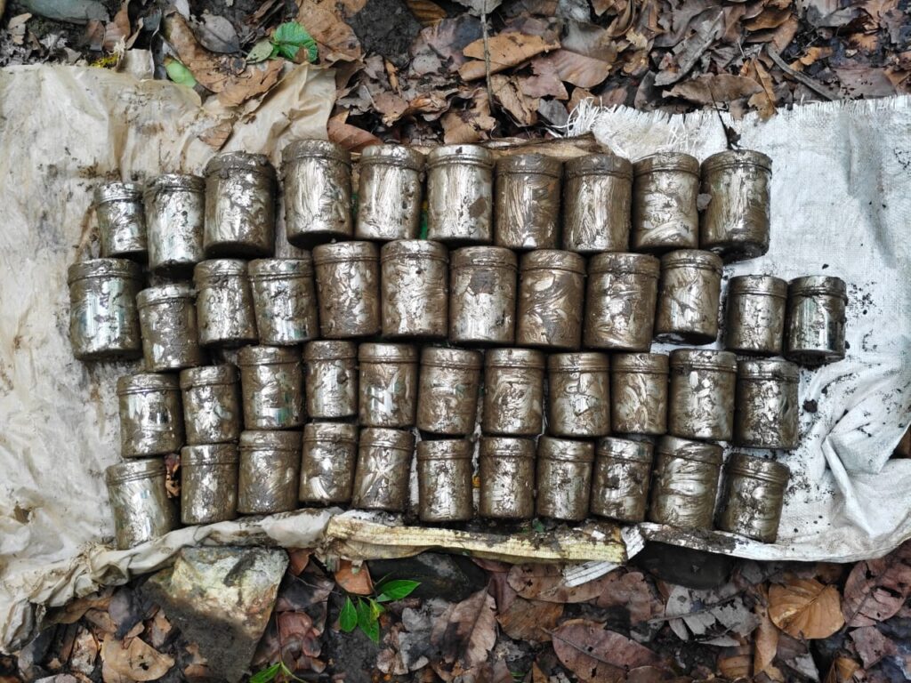 सुरक्षाबलों ने माओवादियों की बड़ी साजिश किया नाकाम,जंगल से 44.5 किलो IED बरामद