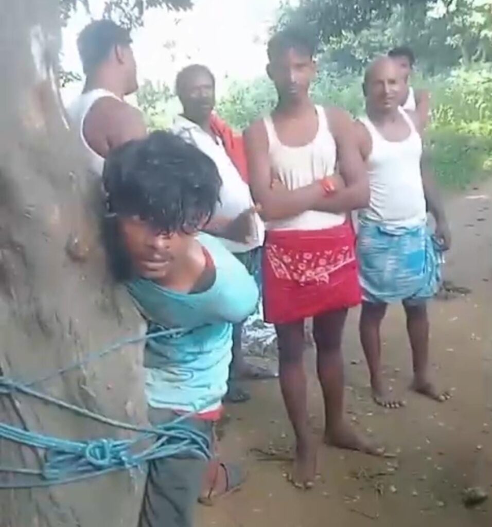 ग्रामीणों के हत्थे चढ़ा चोर, पेड़ से बांधकर की पिटाई, पुलिस के हवाले किया