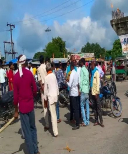 हजारीबाग में ट्रेलर और बाइक की टक्कर में पिता-पुत्र की मौत, आक्रोशित लोगो ने किया सड़क जाम