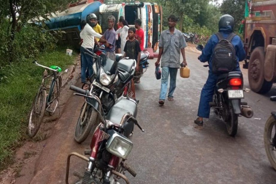 डीजल टैंकर पलटने के बाद ग्रामीणों में लूट की होड़, हादसे में बड़ा विस्फोट टला, पुलिस ने संभाली स्थिति