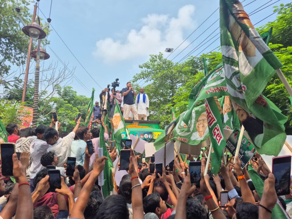 तेजस्वी यादव का अधिकार यात्रा में उमड़ रही भीड़,बेरोजगारी-भ्रष्टाचार पर बरसे तेजस्वी, रोजगार व विकास का दिया वादा