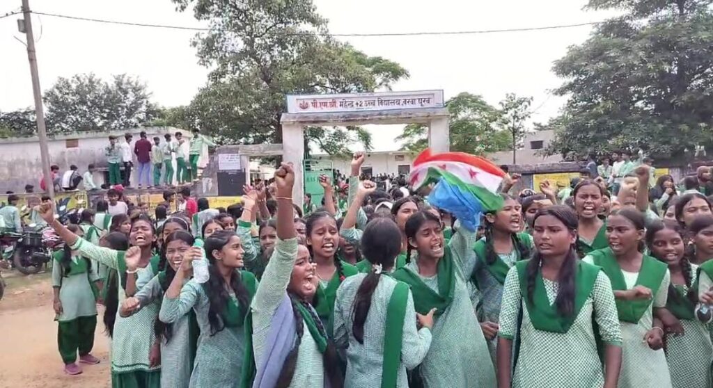 प्रधानाचार्य पर छात्राओं को अश्लील टिप्पणी का आरोप, गेट पर हंगामा,छात्राओं ने निलंबन की मांग की