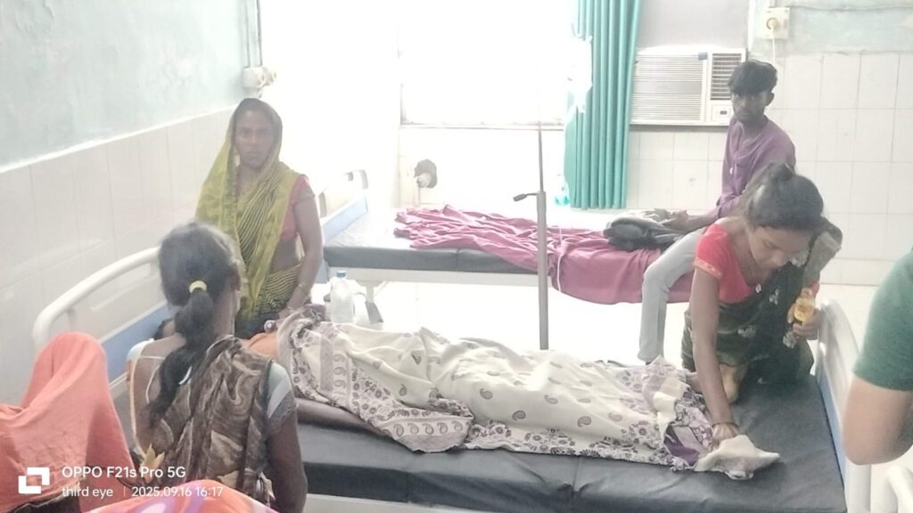 सांप के डंसने से युवक की मौत के बाद अंधविश्वास में महिला ने अस्पताल में किया मृतक का झाड़-फूंक का नाटक, महिला बोली – “प्रार्थना से जिंदा हो जाएगा”